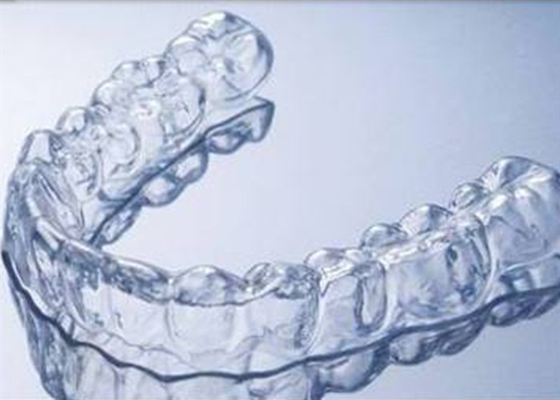 Eenvoudig installeerbare onzichtbare vaste orthodontische behandeling voor tandartsonderzoek