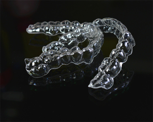 Onzichtbare vaste orthodontische apparaten eenvoudig te installeren voor tandartsonderzoek
